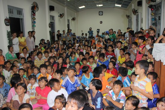 Gần 150 em thiếu nhi đã có mặt để lắng nghe thông điệp Phúc Âm qua chương trình Múa rối